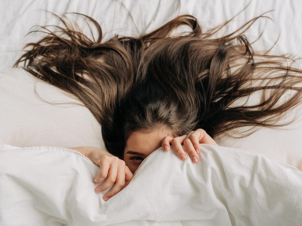 Dormir con el cabello mojado o muy enredado puede aumentar la fricción nocturna y favorecer el quiebre de las hebras.