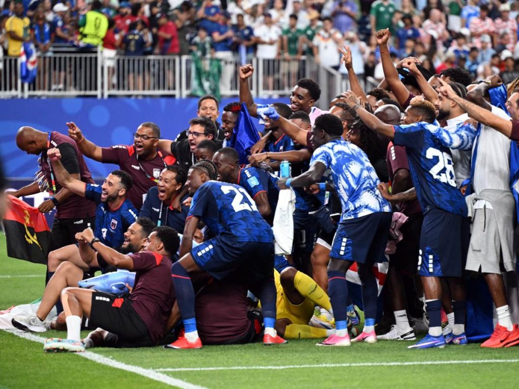 Los jugadores de Cabo Verde celebran la histórica clasificación a los dieciseisavos de final de la Copa del Mundo 2026 tras empatar sin goles ante Arabia Saudí. Fotografía/ AFP