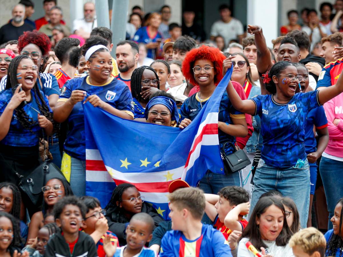 Fanáticos de Cabo Verde celebran el empate ante España. Foto EFE