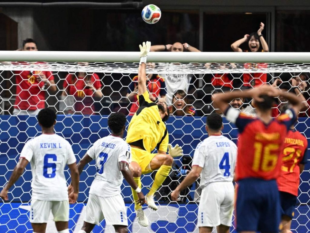 Vozinha, portero de Cabo Verde, hace una gran atajada ante España. Foto AFP