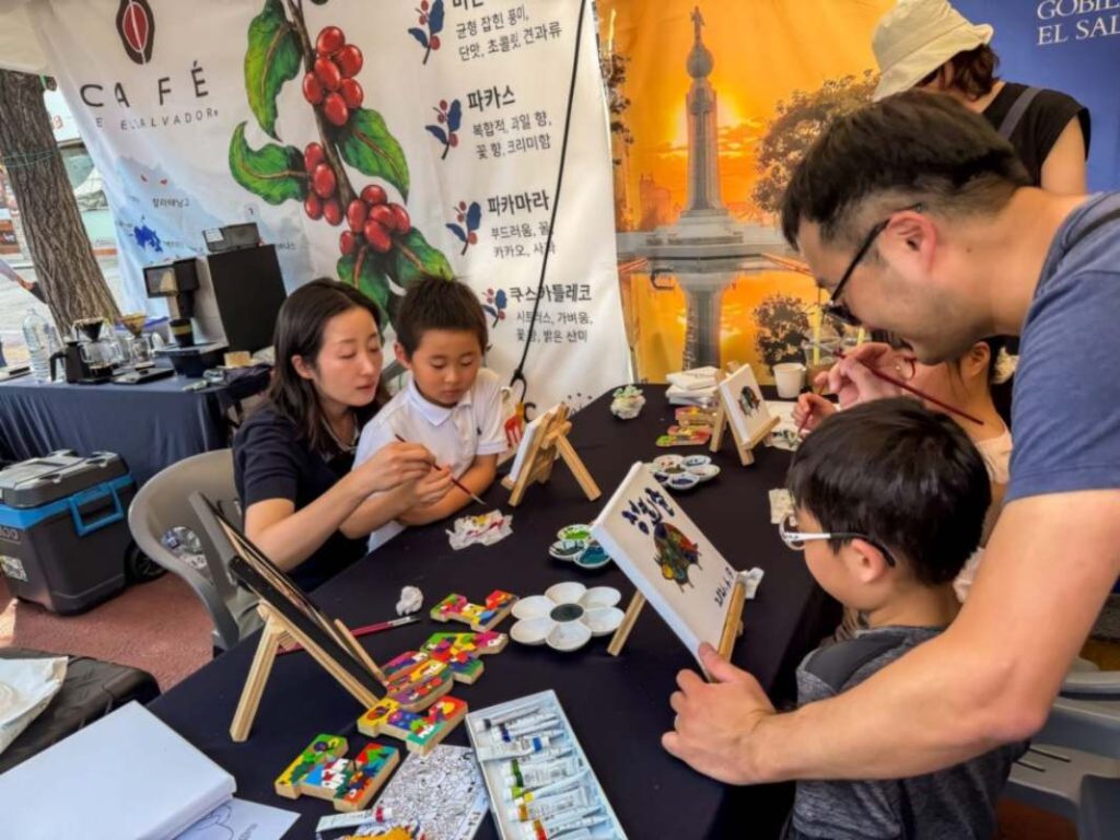 Un taller inspirado en la obra de Fernando Llort permitió acercar a los visitantes a la identidad cultural salvadoreña.