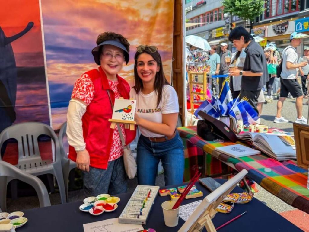 La Embajada de El Salvador promovió destinos turísticos, tradiciones y expresiones culturales durante el festival.