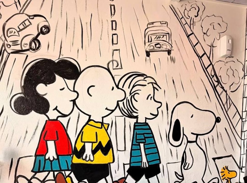 Snoopy, café y nostalgia en un solo lugar.