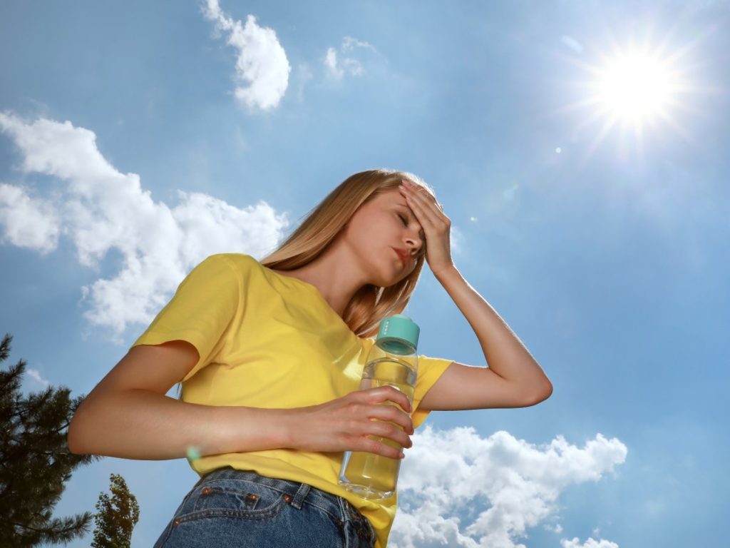 El calor y la exposición al sol pueden favorecer el dolor de cabeza, especialmente cuando se combinan con cansancio, estrés o luminosidad intensa.
