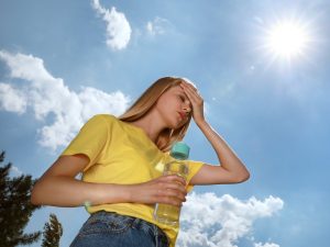 El calor y la exposición al sol pueden favorecer el dolor de cabeza, especialmente cuando se combinan con cansancio, estrés o luminosidad intensa.