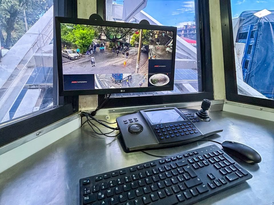 La Alcaldía de San Salvador Centro anunció la instalación de 300 cámaras de videovigilancia, 50 bocinas inteligentes y la incorporación de la torre SívarSeguro para monitorear puntos estratégicos donde se arroja basura con frecuencia.