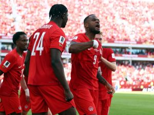 Cyle Larin celebra el empate de Canadá contra Bosnia en el Mundial 2026. Foto AFP