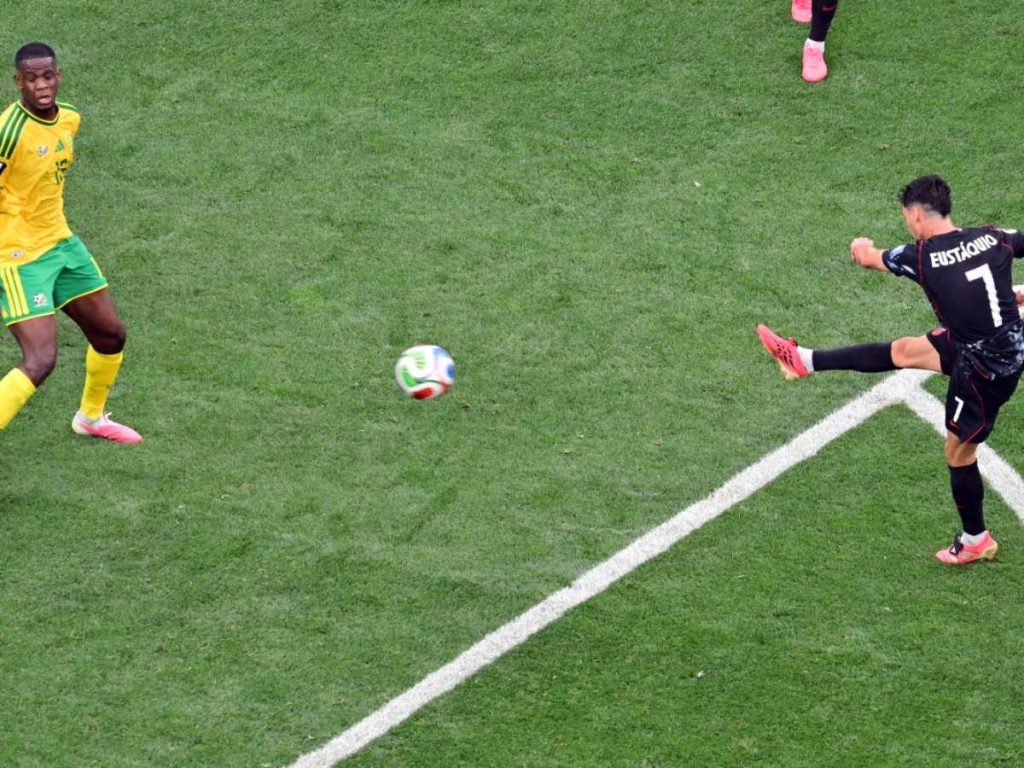 Stephen Eustaquio anota su gol ante Sudáfrica. Foto AFP