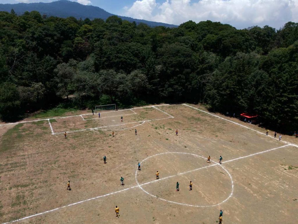 Fútbol comunitario en el cráter de un antiguo volcán.