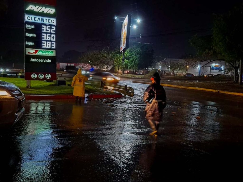 La obra busca retener y regular el agua que desciende desde las zonas altas antes de que llegue a sectores urbanos vulnerables de Santa Ana.
