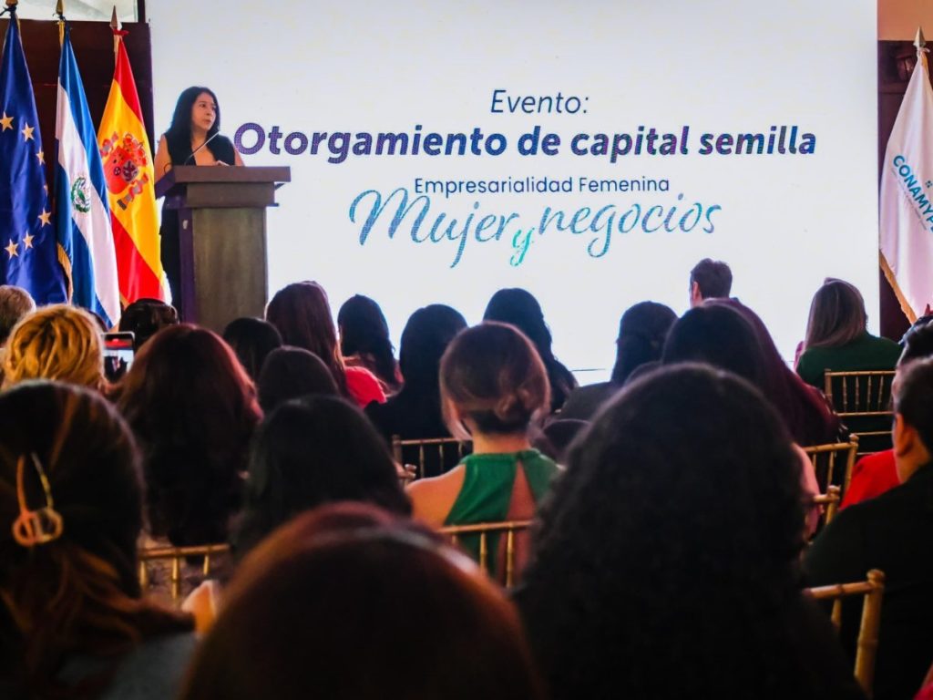 La inversión de $375,364 beneficiará a emprendimientos liderados por mujeres de sectores como agricultura, alimentos, servicios y agroindustria. Fotografía/ Secretaría de Prensa