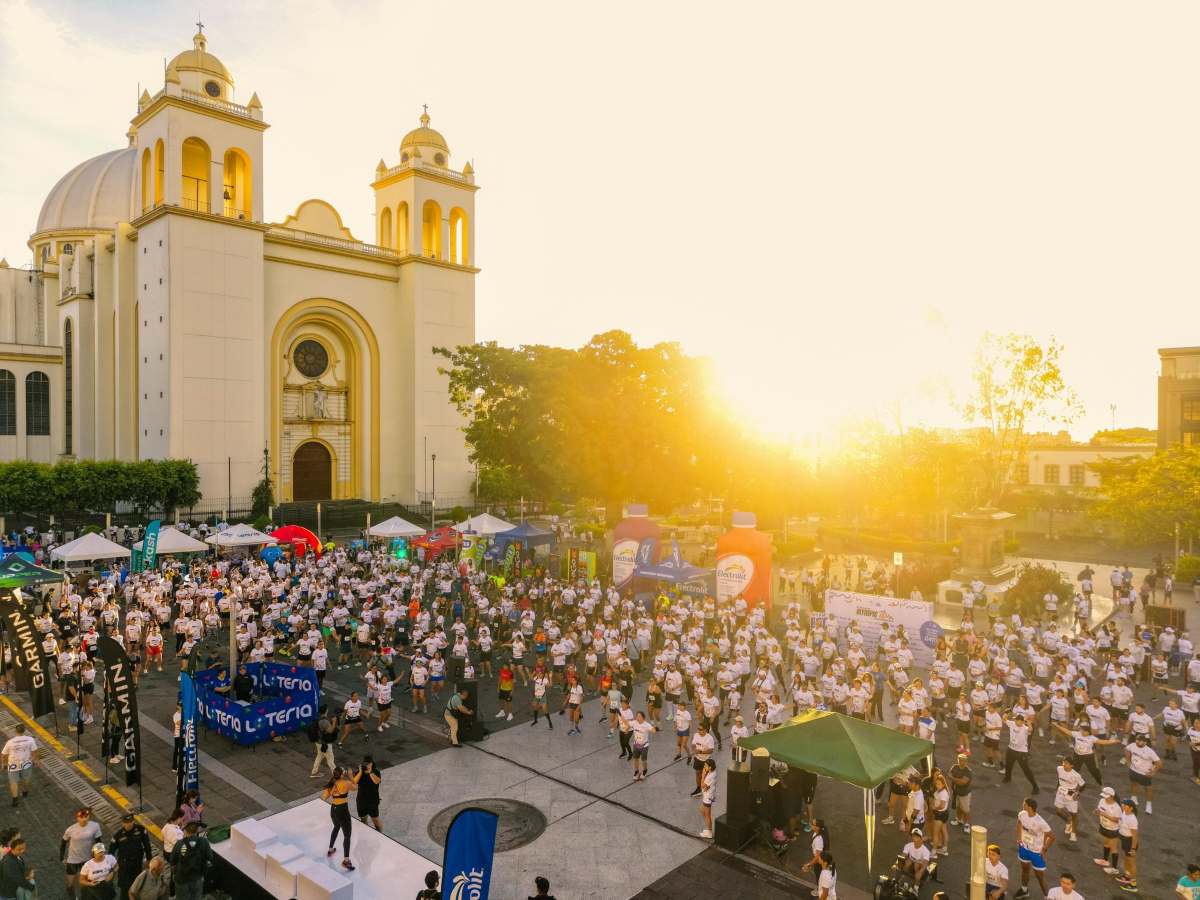 La El Salvador Olympic Run Centro Histórico 2026 reunió a más de 1,200 corredores en San Salvador.