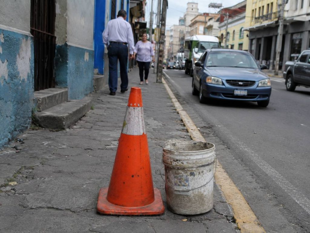 carro-calle-obstaculización-cono-baldes-objetos