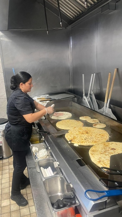 Cecilia Mancía prepara pupusas gigantes en el comal de su restaurante familiar en Plainfield, Nueva Jersey. 