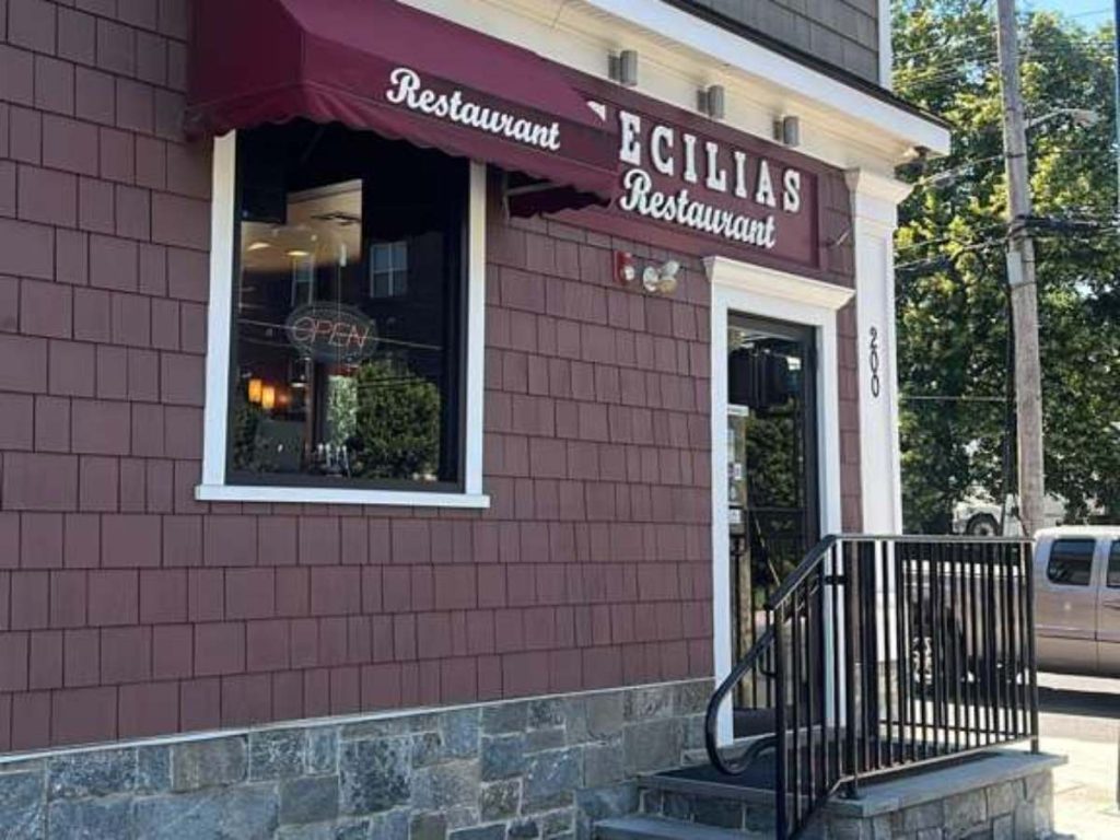 Fachada de Cecilia’s Pupusería, el restaurante familiar salvadoreño ubicado en Plainfield, Nueva Jersey. 