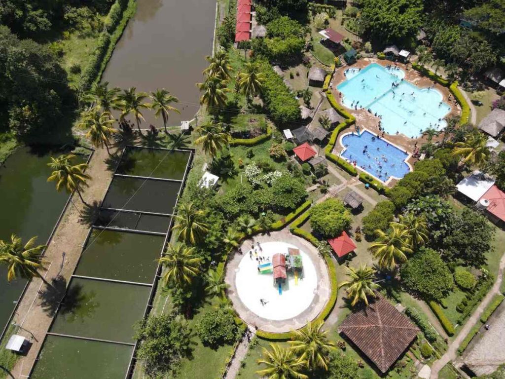 Refrescate en las piscinas de agua de nacimiento rodeadas de naturaleza.