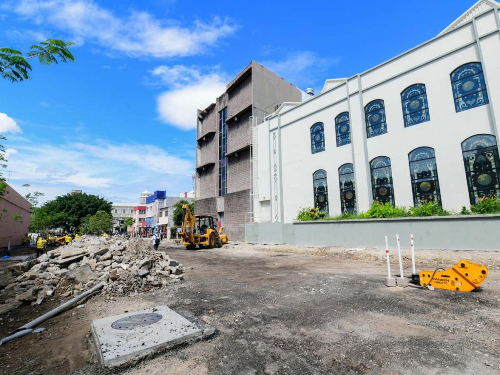 El MOP retira la capa asfáltica en la 3a Avenida Sur para dar paso al proceso de adoquinado. Foto Cortesía MOP