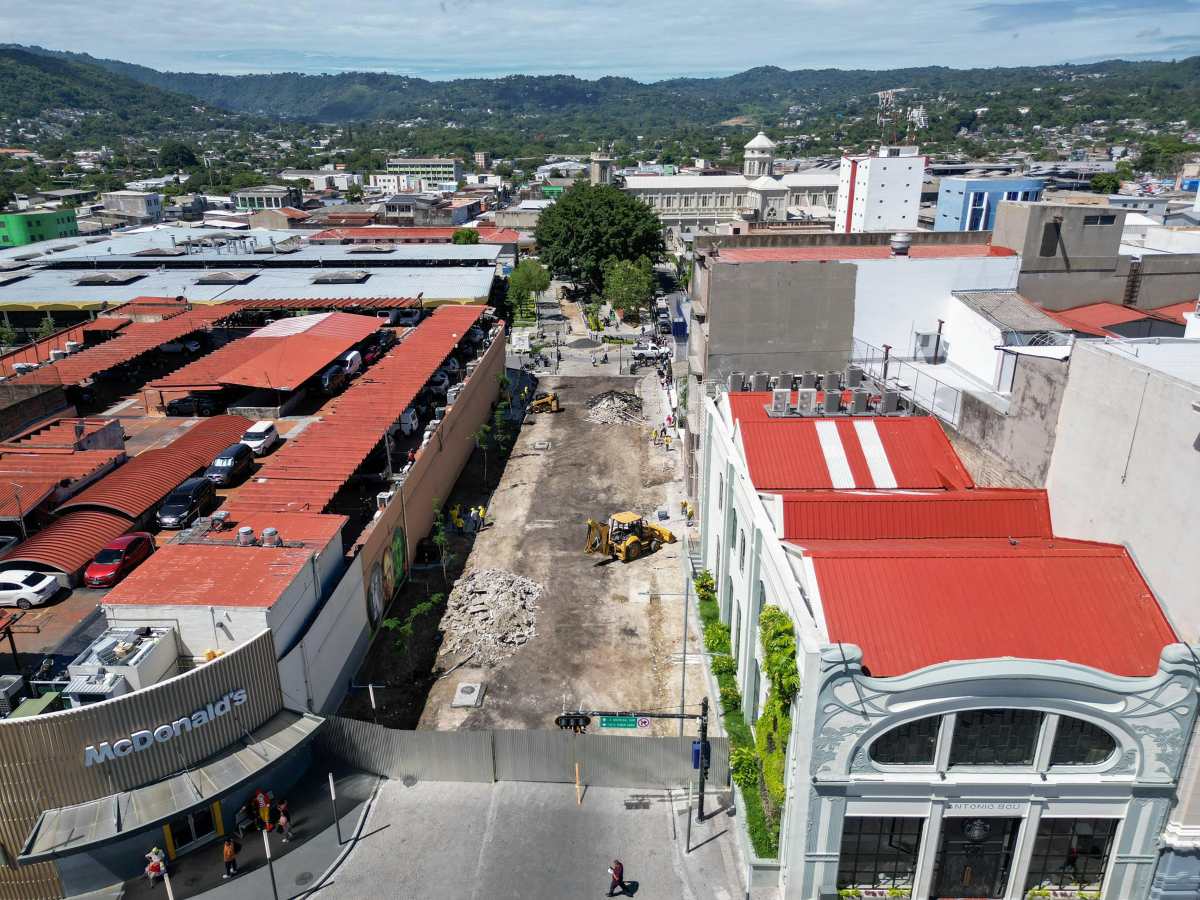MOP levanta capa asfáltica en calle del Centro Histórico para colocar adoquines