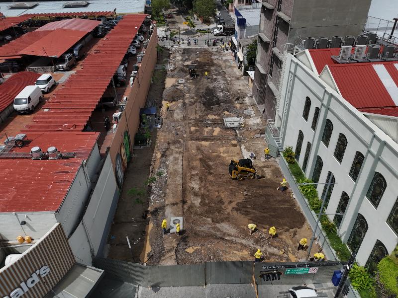 Vista aérea de los trabajos de retiro de asfalto en la 3a Avenida Sur, en el Centro Histórico de San Salvador.
