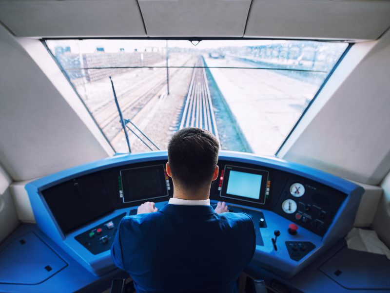 una persona desde la torre de control, dando indicaciones al piloto de un avión.