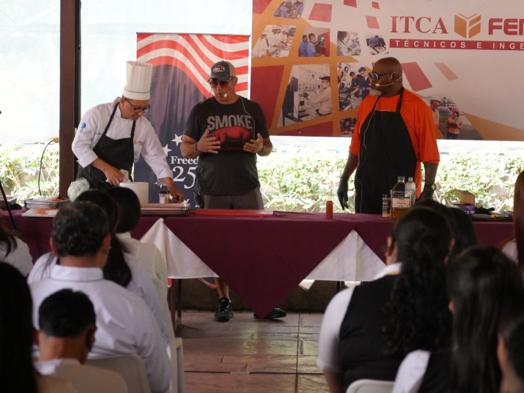 Bob Trudnak y Moe Cason visitaron el ITCA para compartir técnicas de barbacoa estadounidense con estudiantes. 