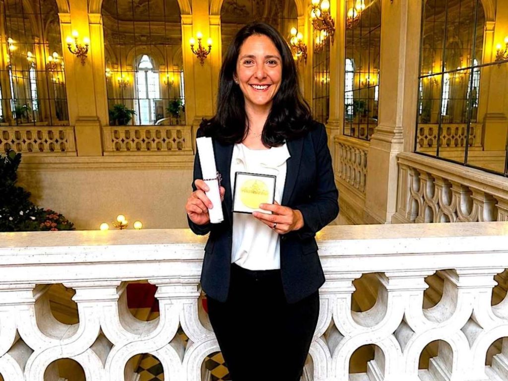 La ciclista salvadoreña Mariana Salazar recibió una medalla conmemorativa en el Senado francés durante la Semana de América Latina y el Caribe. Fotografía/ cortesía.