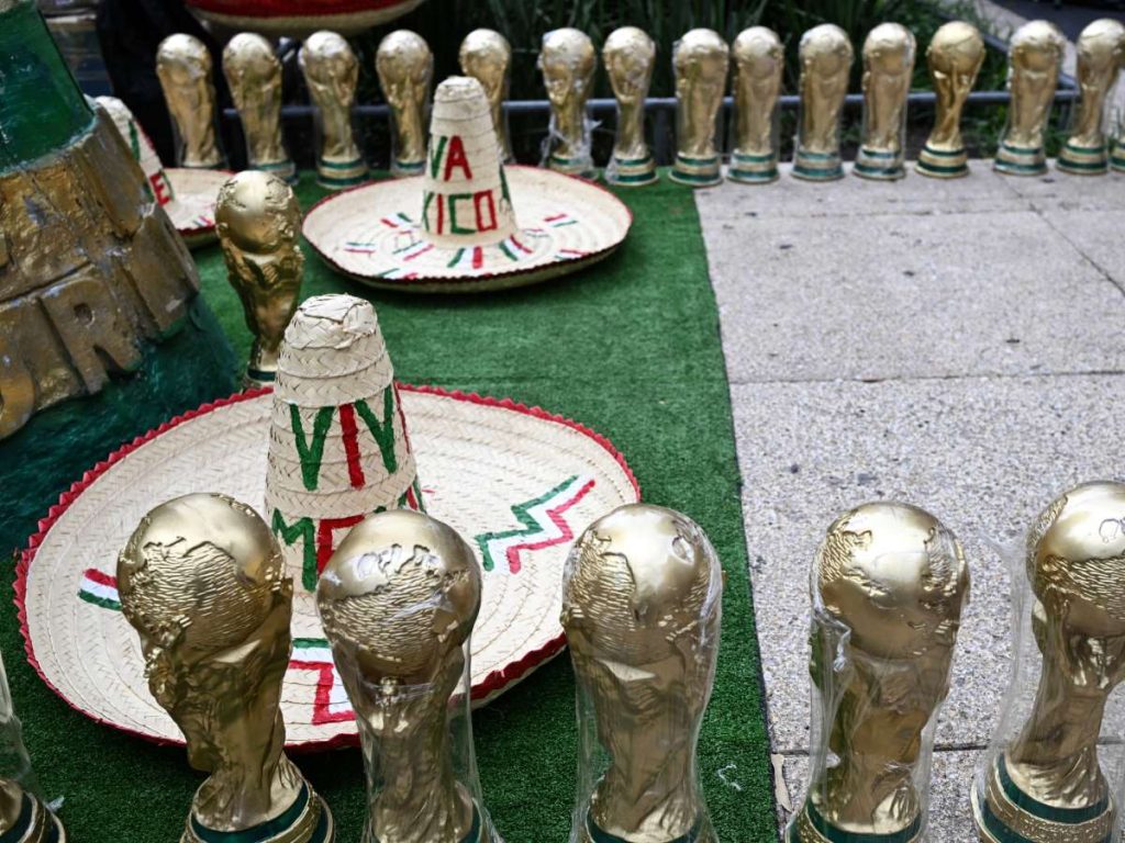 Recuerdos con forma del trofeo de la Copa Mundial de la FIFA y sombreros tradicionales mexicanos se exhiben para la venta en una calle de Ciudad de México el 8 de junio de 2026. Fotografía/ AFP