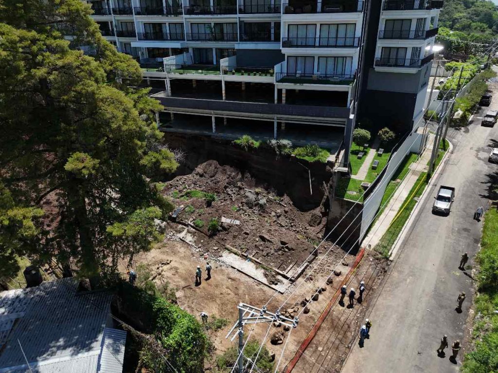 Una residente del condominio Panamericana, en la colonia Escalón, relató que la noche del colapso del muro sintieron una vibración en el edificio y escucharon un fuerte estruendo mientras caía una tormenta.