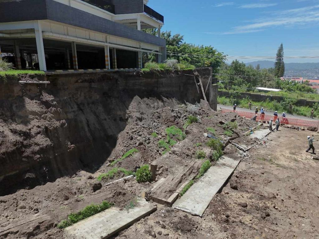 “Sentimos la vibración del edificio y escuchamos el estruendo”: residente relata cómo colapsó muro de condominio en colonia Escalón