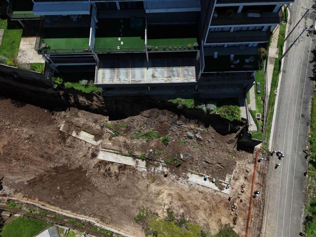El colapso del muro obligó a evacuar a familias del condominio Panamericana. Foto EDH / Cortesía