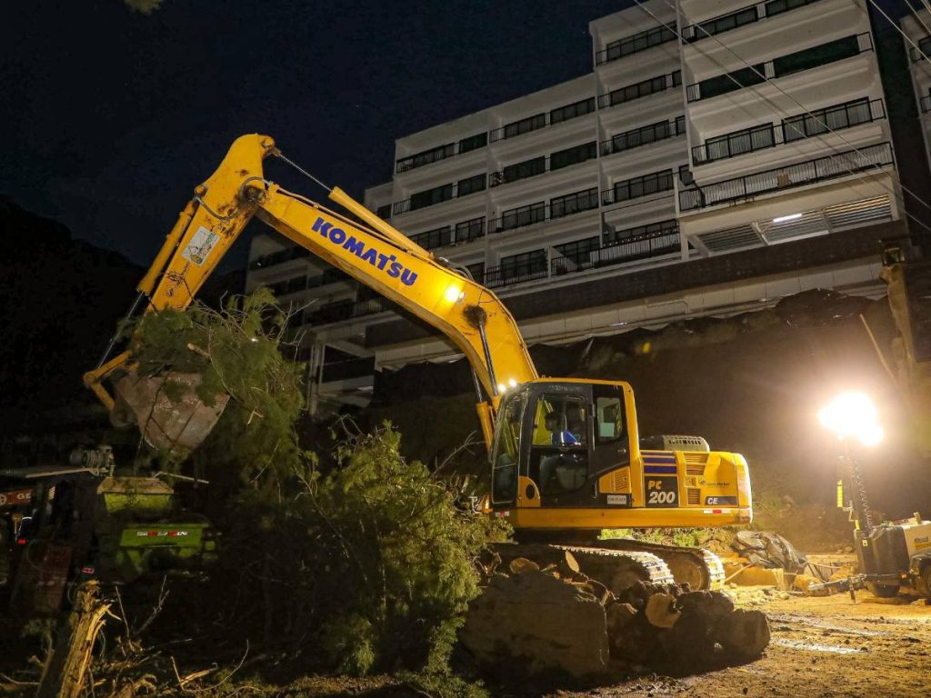Obras Públicas continúan las labores de mitigación en el condominio Panamericana, ubicado en la colonia Escalón, San Salvador Centro, tras el colapso parcial de un muro de contención de aproximadamente 50 metros lineales.
