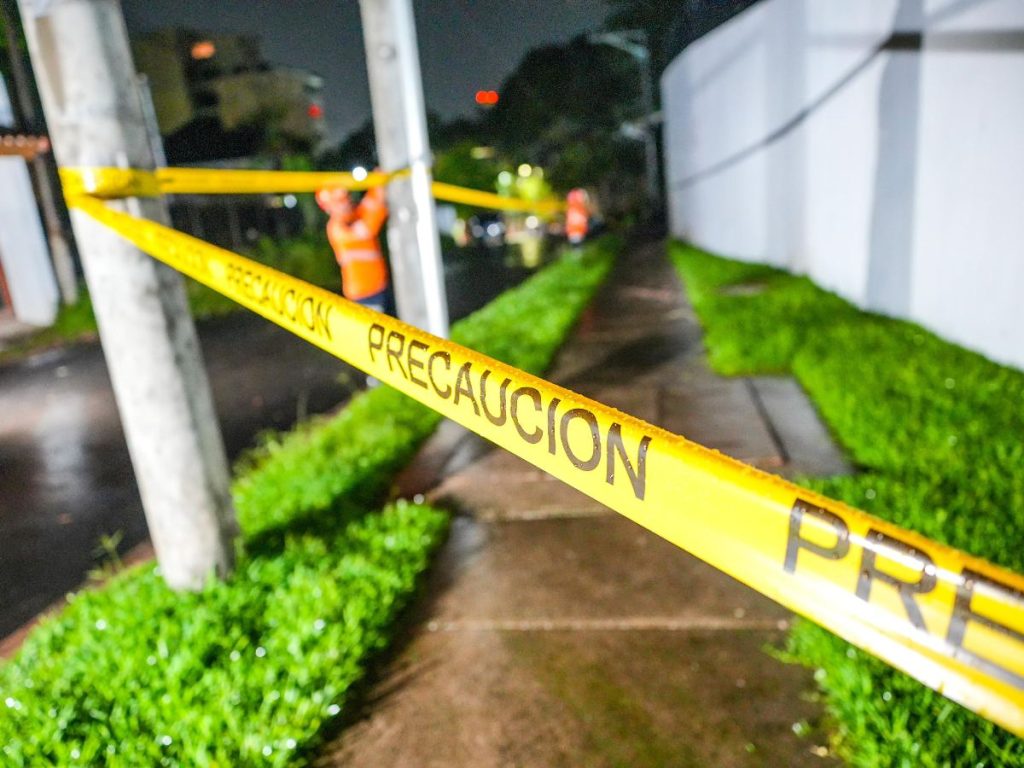 Protección Civil ordenó la evacuación obligatoria de habitantes del condominio Panamericana, ubicado en la colonia Escalón, San Salvador Centro, debido al alto riesgo de deslizamiento tras el colapso parcial de un muro de aproximadamente 50 metros lineales.