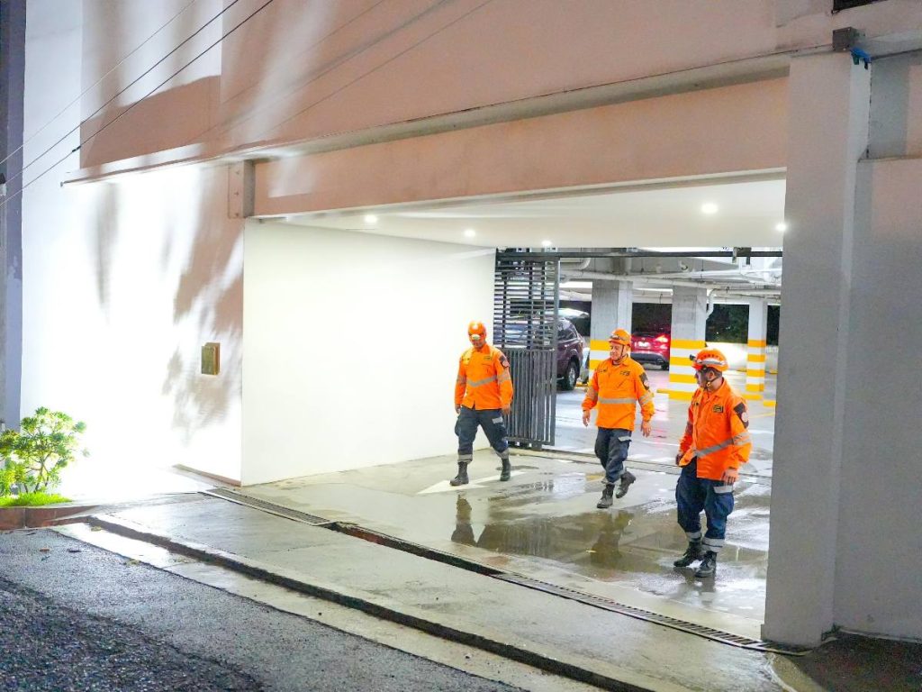 El director de Protección Civil, Luis Alonso Amaya, explicó que se evacuaron más de 40 apartamentos, aunque algunas personas aún estaban siendo persuadidas para salir del edificio.