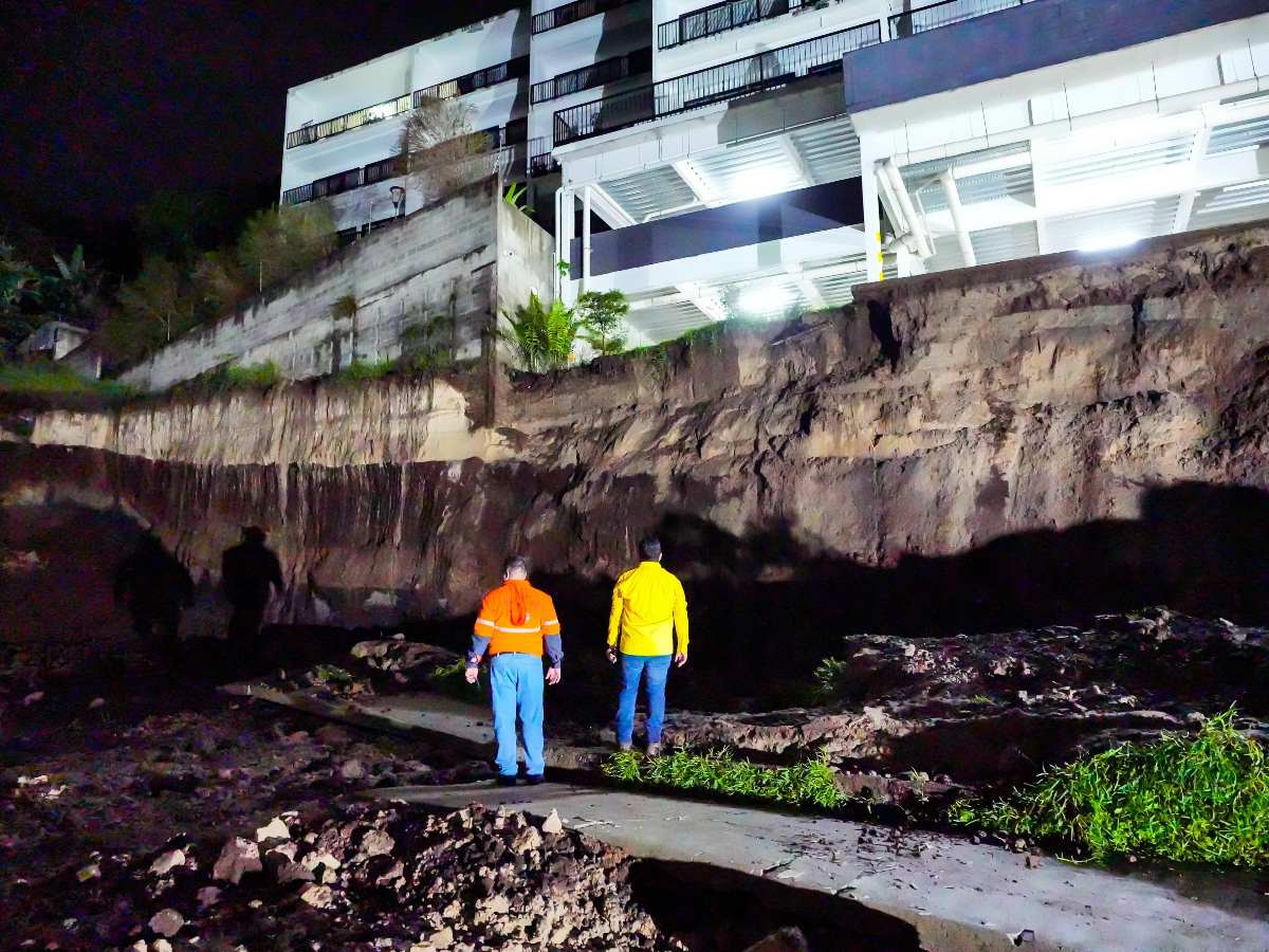 Colapso de muro obliga a evacuar condominio en colonia Escalón
