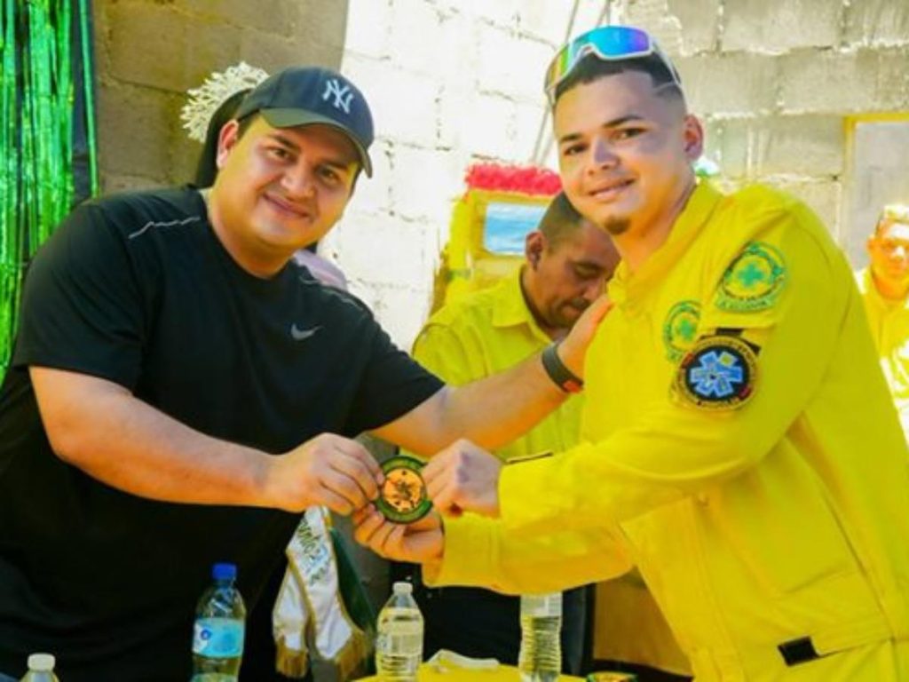 Noé Rivera entrega ambulancia a socorristas de Ciudad Arce. / Foto cortesía Comandos de Salvamento.