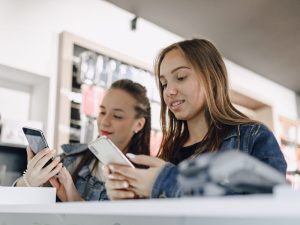 Comprar un celular usado sin verificar su procedencia podría derivar en consecuencias legales para el comprador.