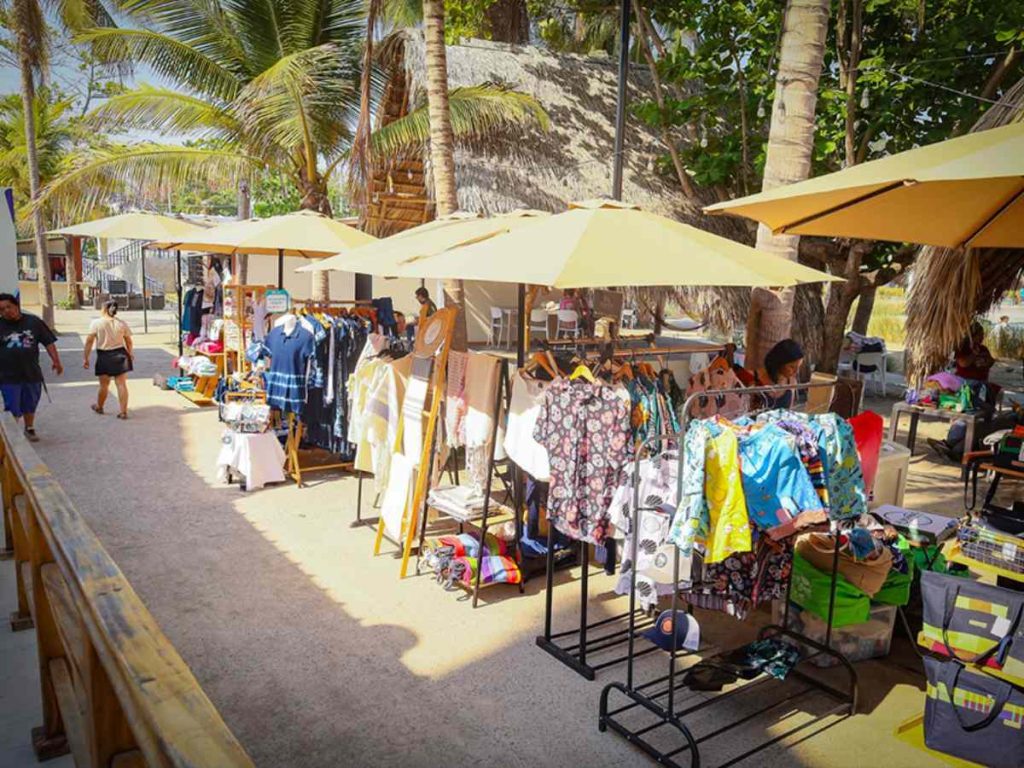 Emprendedores y empresarios creativos exhibieron productos hechos en El Salvador durante el Festival Arte y Diseño, en Costa del Sol.