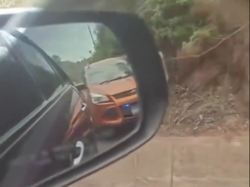 El VMT impuso dos multas al conductor tras detectar el uso de sirenas y la circulación sobre el hombro de la carretera.