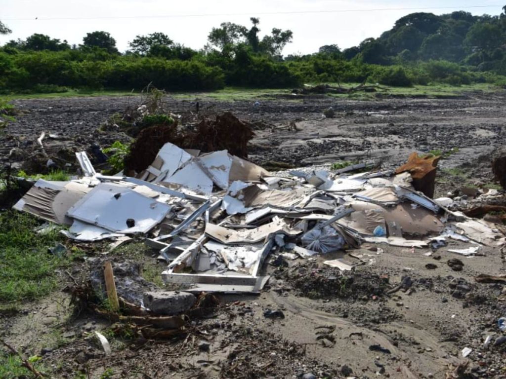 Residuos sólidos quedaron acumulados en las orillas del lago de Ilopango tras las fuertes lluvias registradas durante la tormenta tropical Cristina. Fotografía/ Miguel Lemus