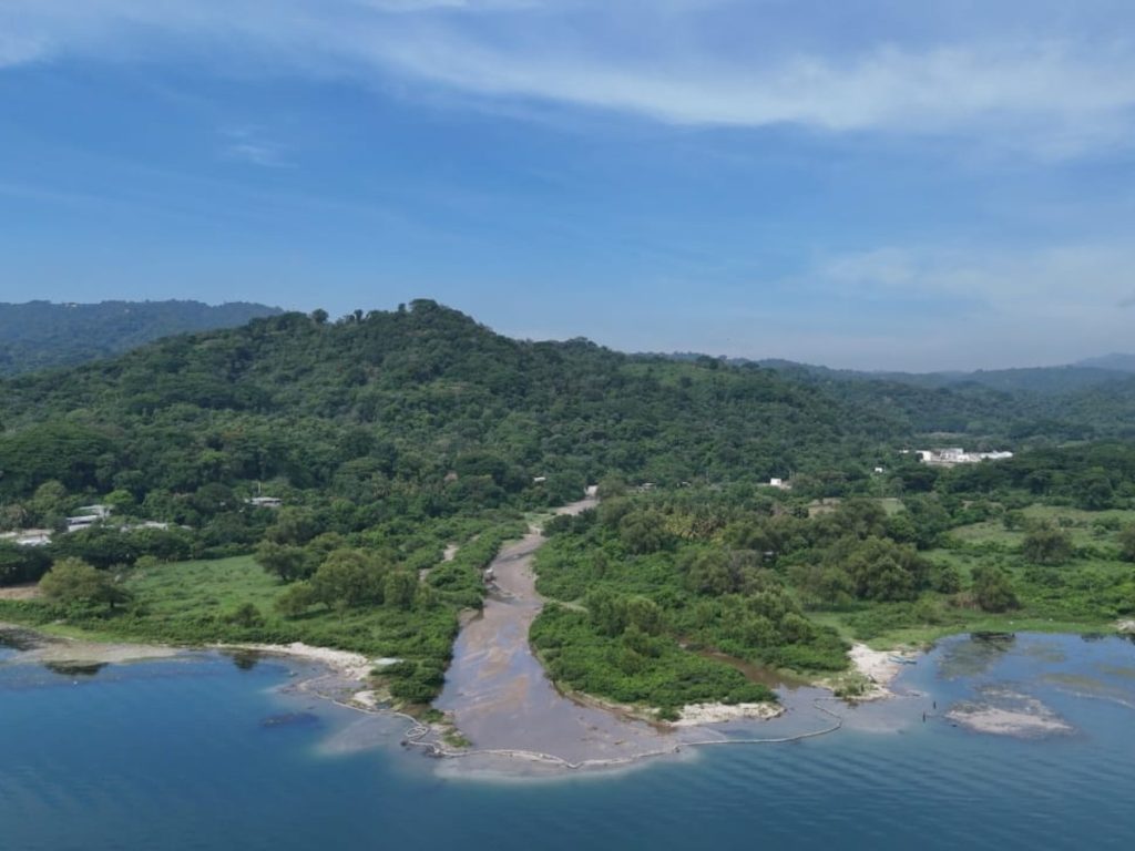 Desembocadura del río Chagüite en el lago de Ilopango. Fotografía/ Diana Anzora