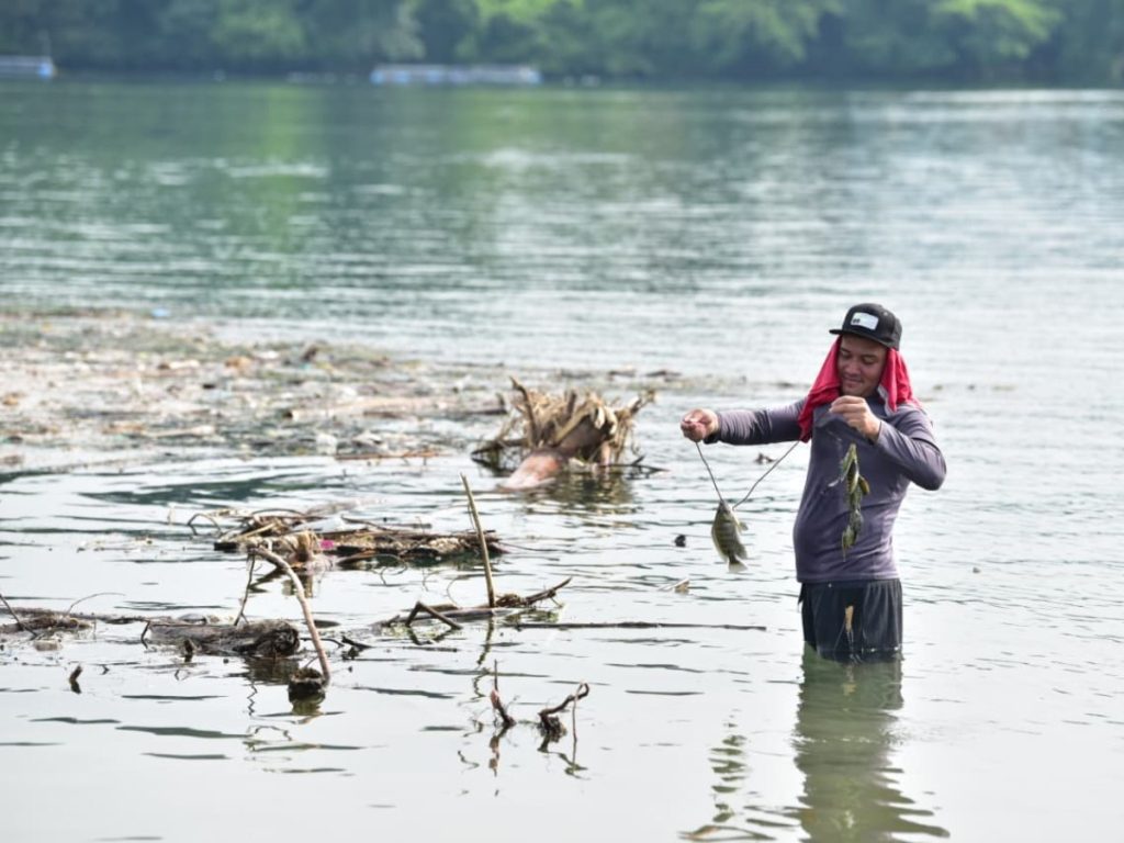 Pescadores de la zona aseguran que la contaminación afecta cada año su principal fuente de ingresos durante la temporada lluviosa. Fotografía/ Miguel Lemus