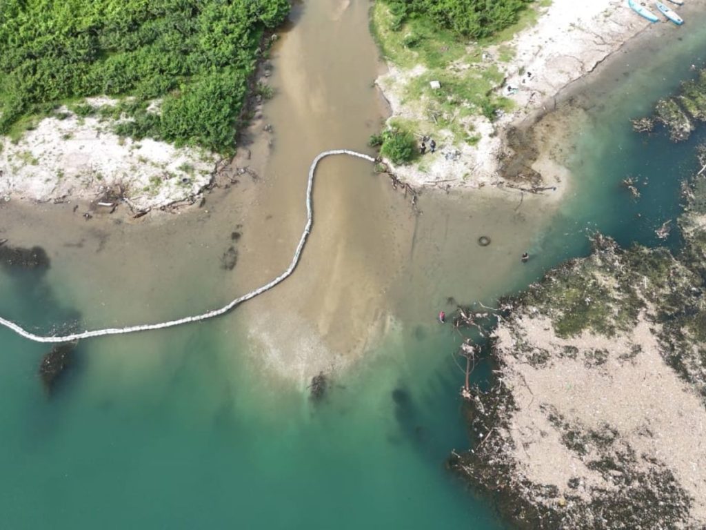 Vista de drone de la "ecoborda" usada para retener los residuos. Fotografía/ Diana Anzora