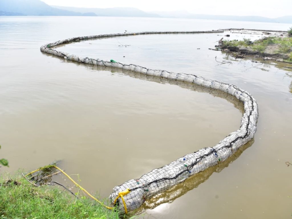 La ecoborda se ha convertido en una herramienta clave para contener plásticos y otros residuos que llegan al lago arrastrados por las corrientes. Fotografía/ Miguel Lemus