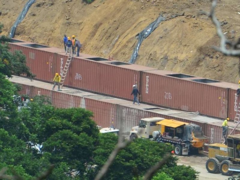 Los contenedores rellenos con lodocreto fueron utilizados como medida temporal de protección durante la estabilización del talud 1.