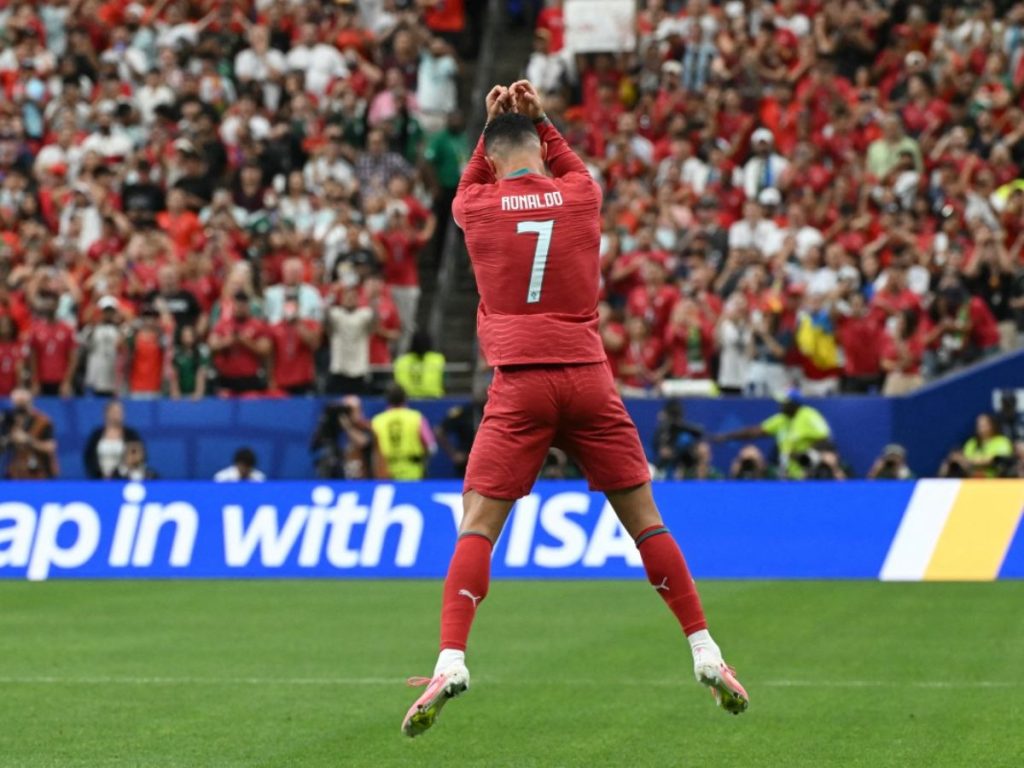 Cristiano Ronaldo se convirtió en el primer jugador en anotar en 6 mundialeds. Foto AFP