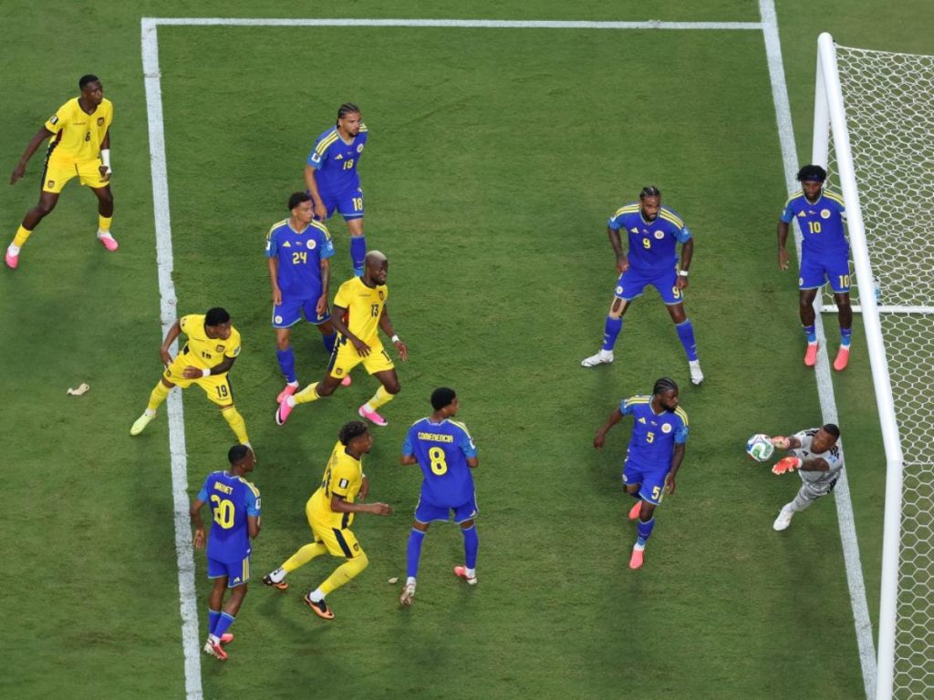 Eloy Room atajando un disparo ante Ecuador. Foto AFP