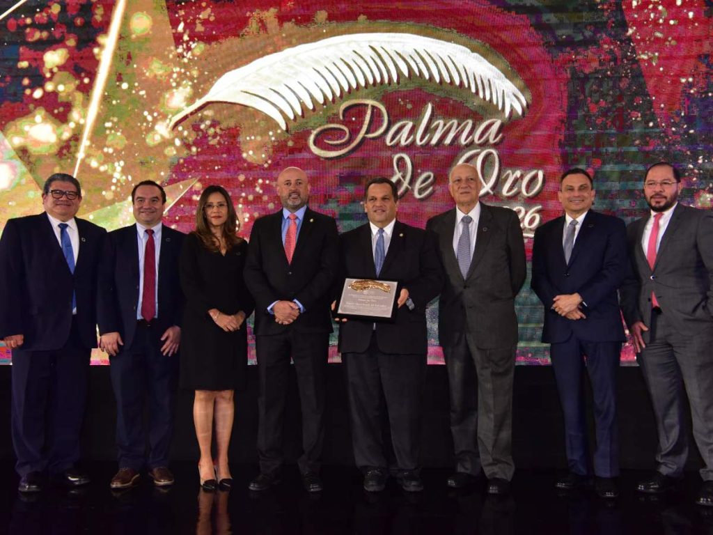 Gerardo Simán recibe el máximo galardón empresarial otorgado por CAMARASAL.