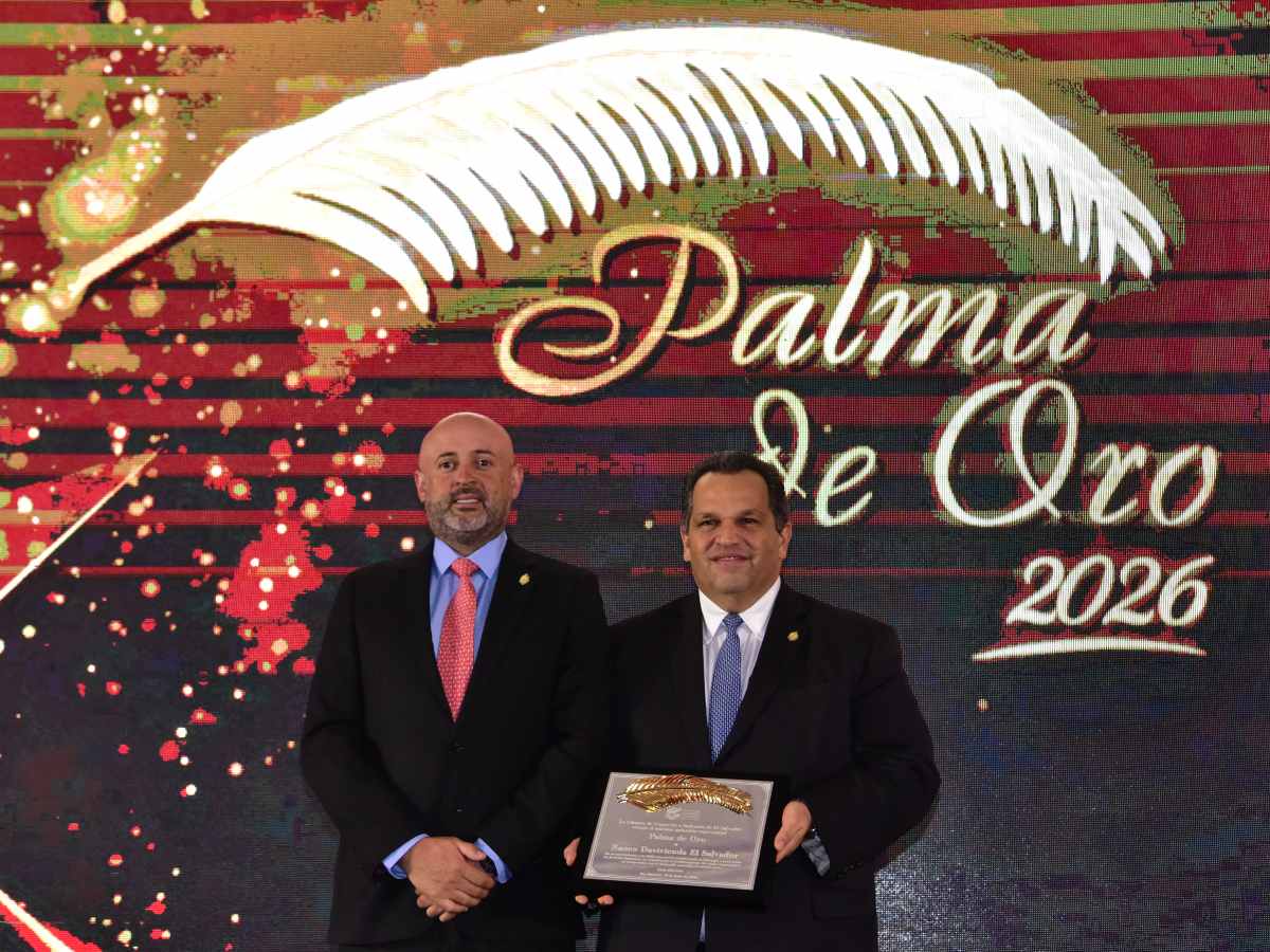 Davivienda recibe la Palma de Oro 2026 por su liderazgo e innovación en El Salvador.