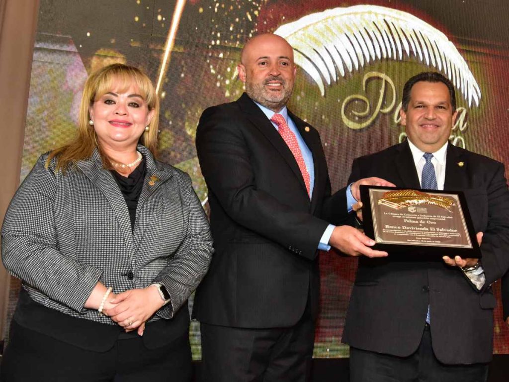 CAMARASAL reconoce a Davivienda como referente del desarrollo empresarial salvadoreño.
