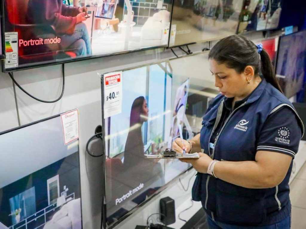 La Defensoría también verificó comercio electrónico, promociones, garantías, publicidad y cobros con tarjeta, con el objetivo de proteger la salud y economía de los consumidores.